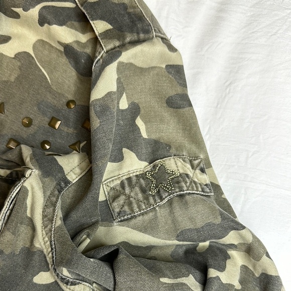 Oversized Camouflage Button-Up - Picture 4 of 6